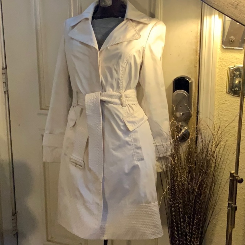 Kenneth Cole Reaction trench raincoat with great detail stitching.